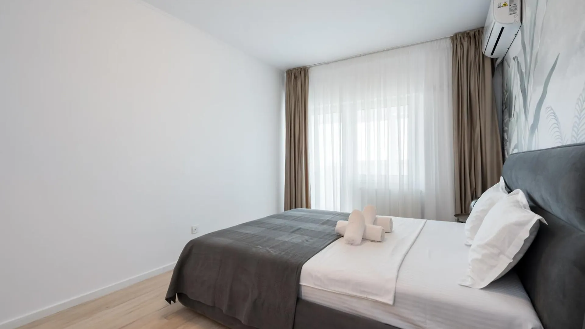 Majestic Apartments- With Parking Bucharest Apartment