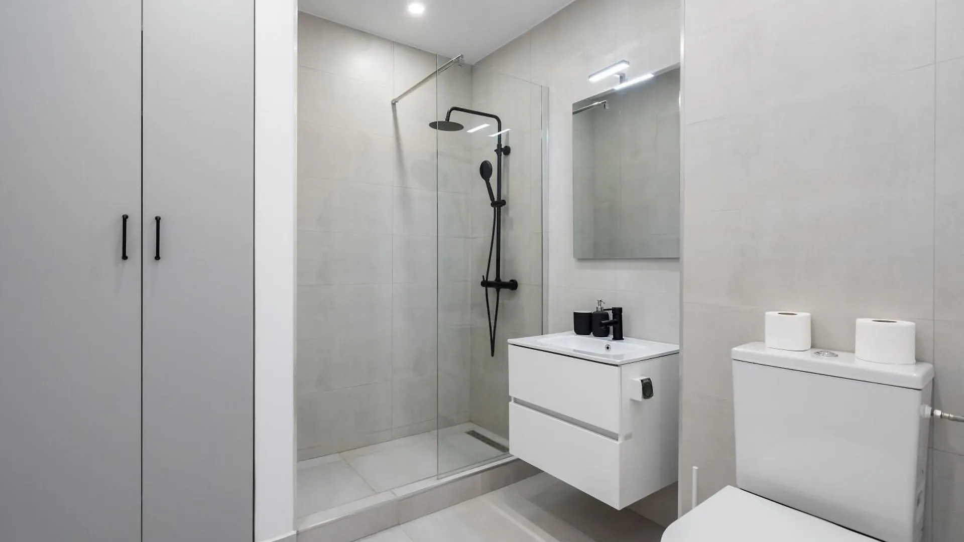 Majestic Apartments- With Parking Bucharest Apartment