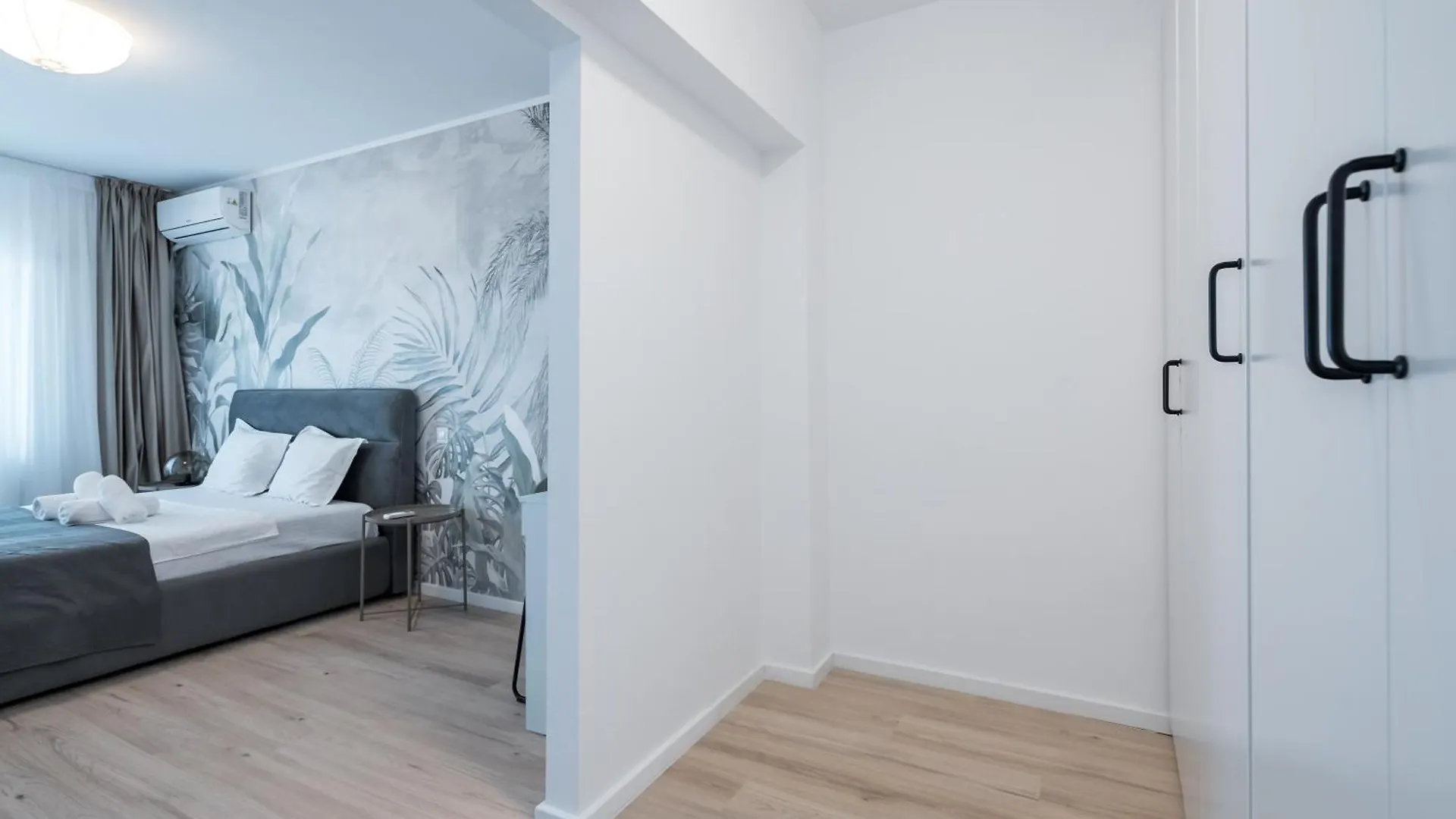 Majestic Apartments- With Parking Bucharest Apartment
