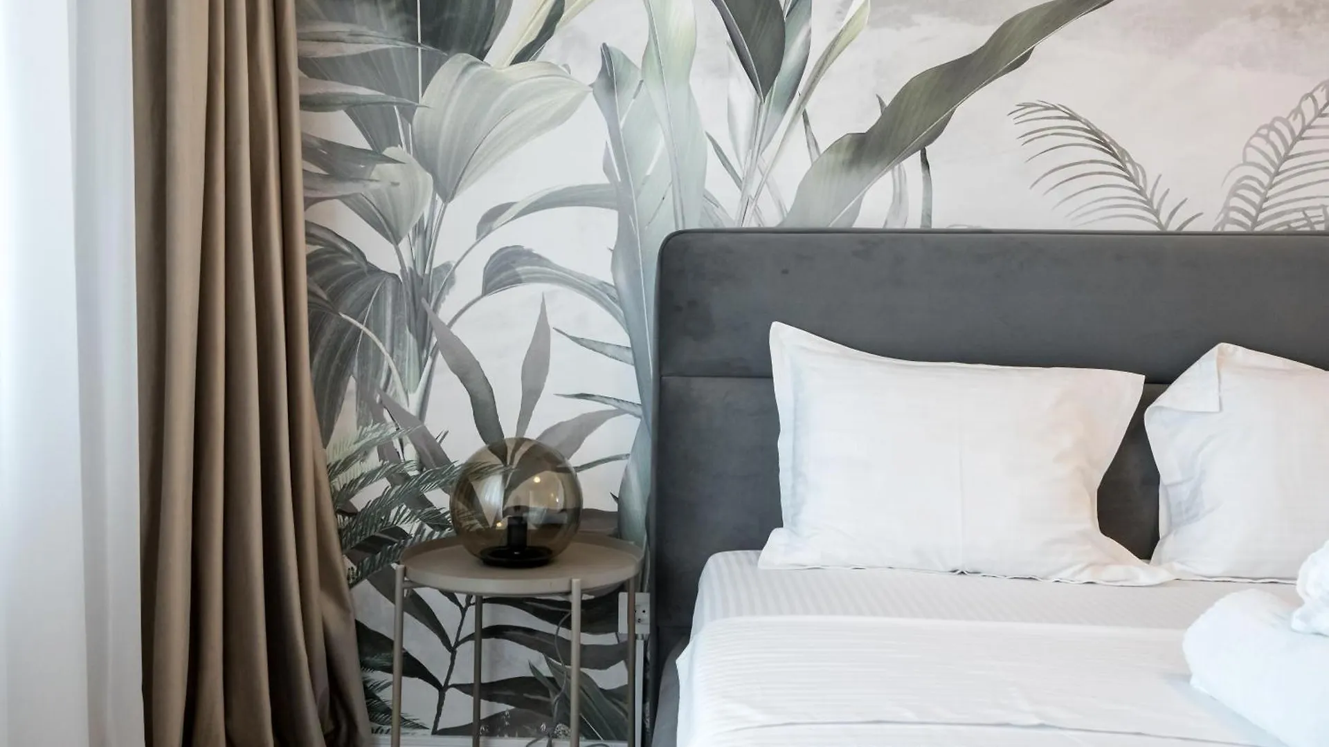 Majestic Apartments- With Parking Bucharest Apartment