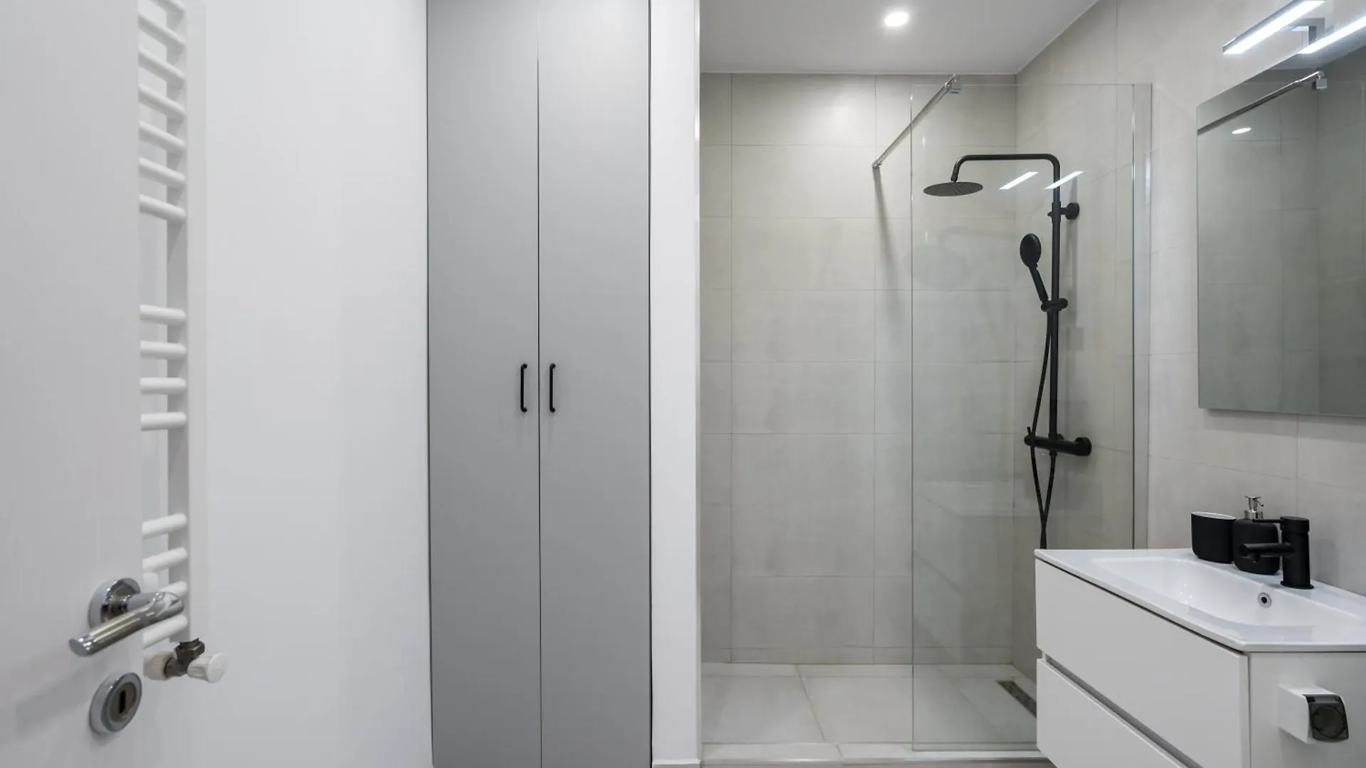 Majestic Apartments- With Parking Bukarest